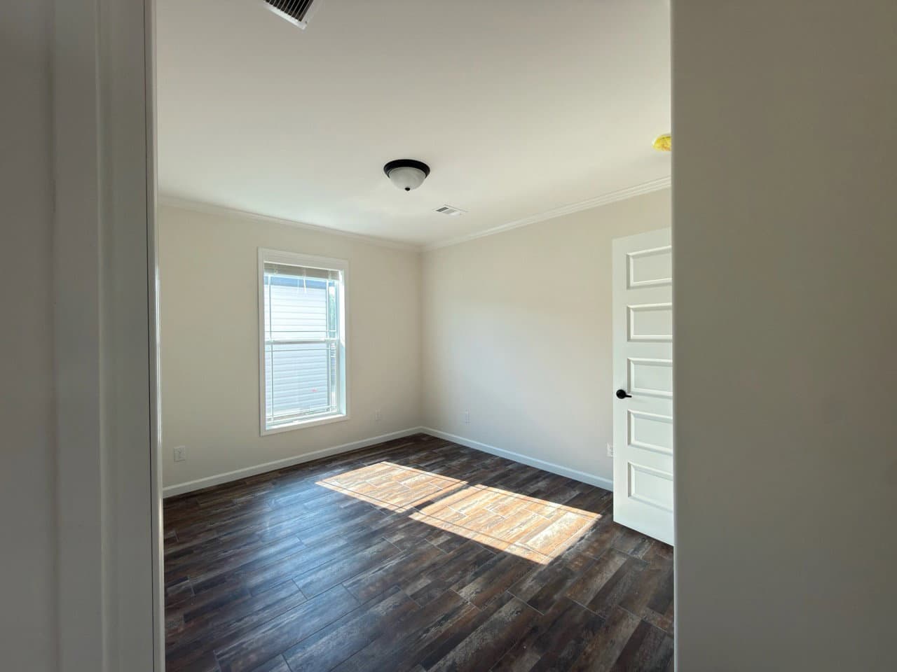 Aimon c bedroom home features