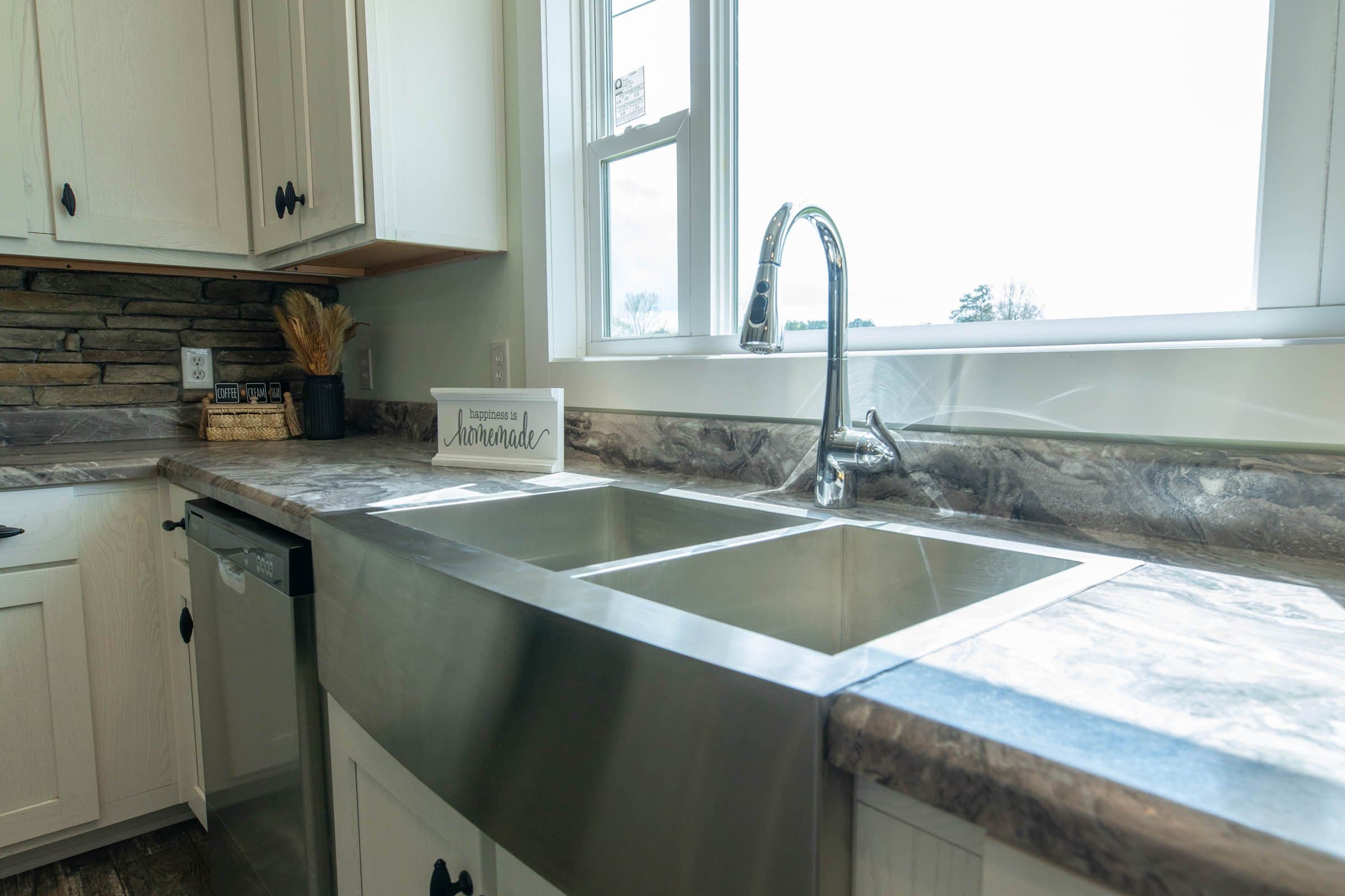 Lynn kitchen home features