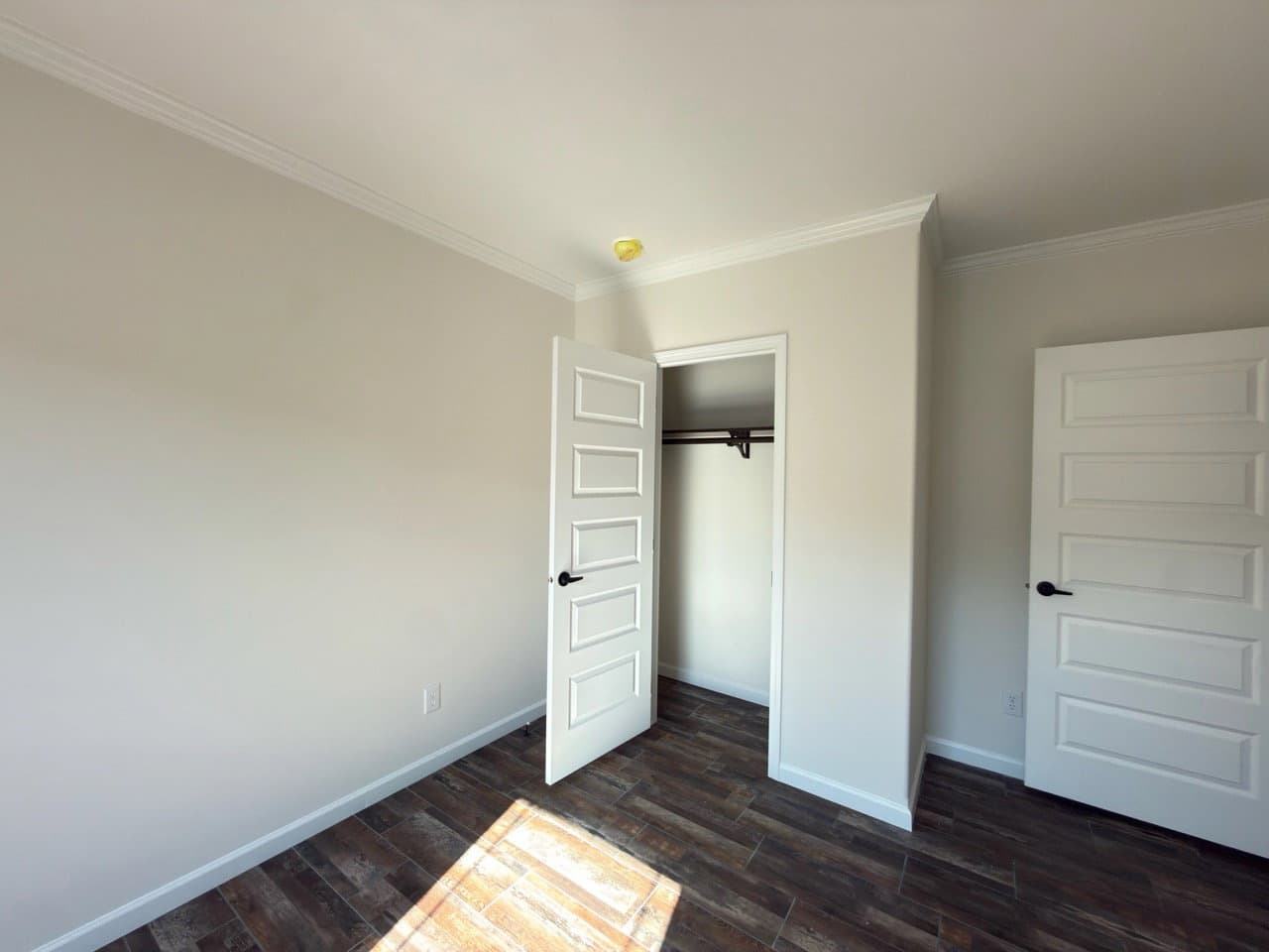 Aimon b bedroom home features