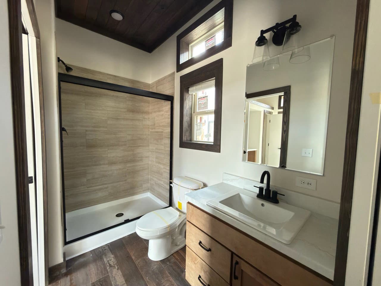 Cozy cabin 2 bathroom home features