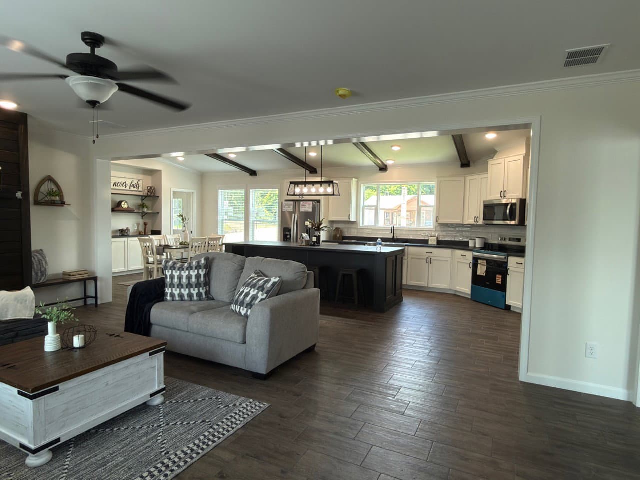 The oasis b  home features
