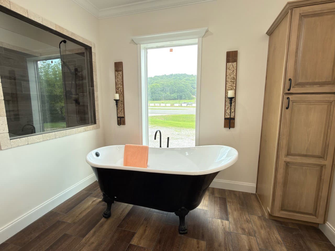 Orchard house (porch) bathroom home features