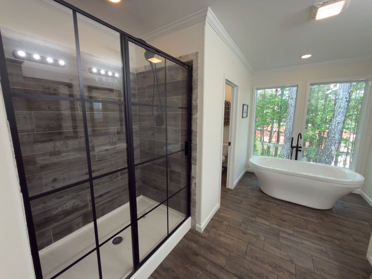 The woodside b bathroom home features