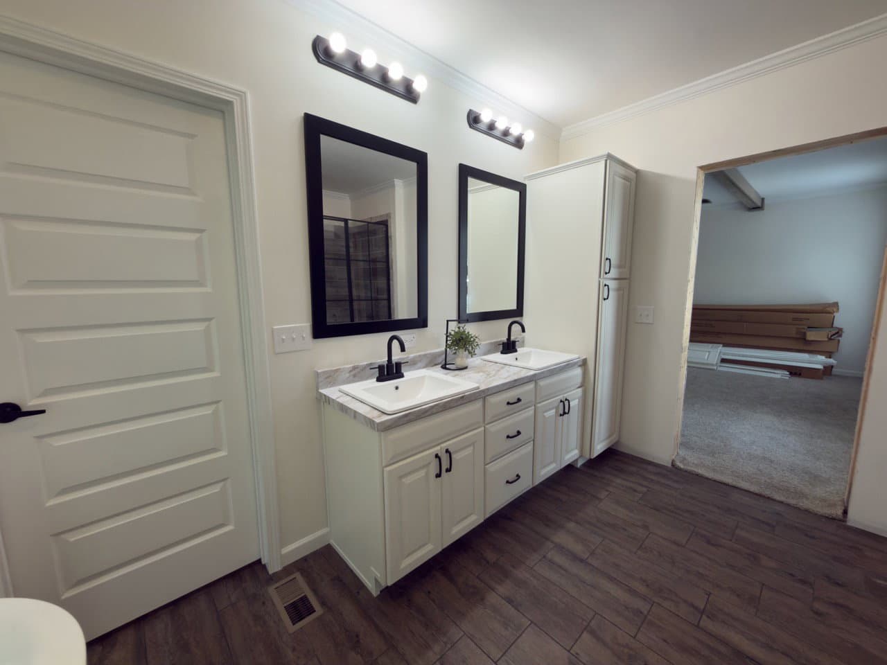 The woodside b bathroom home features