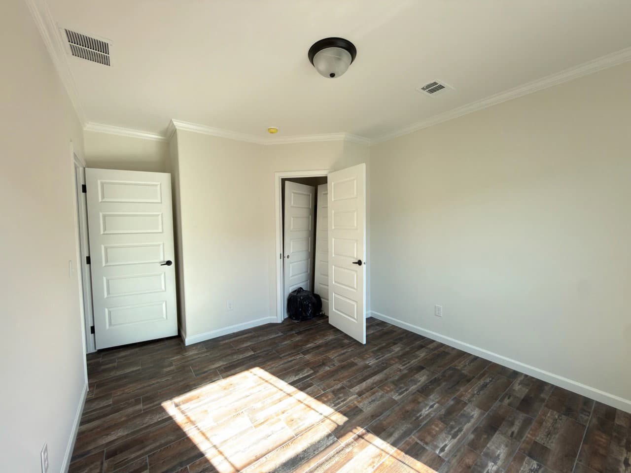 Aimon c interior home features