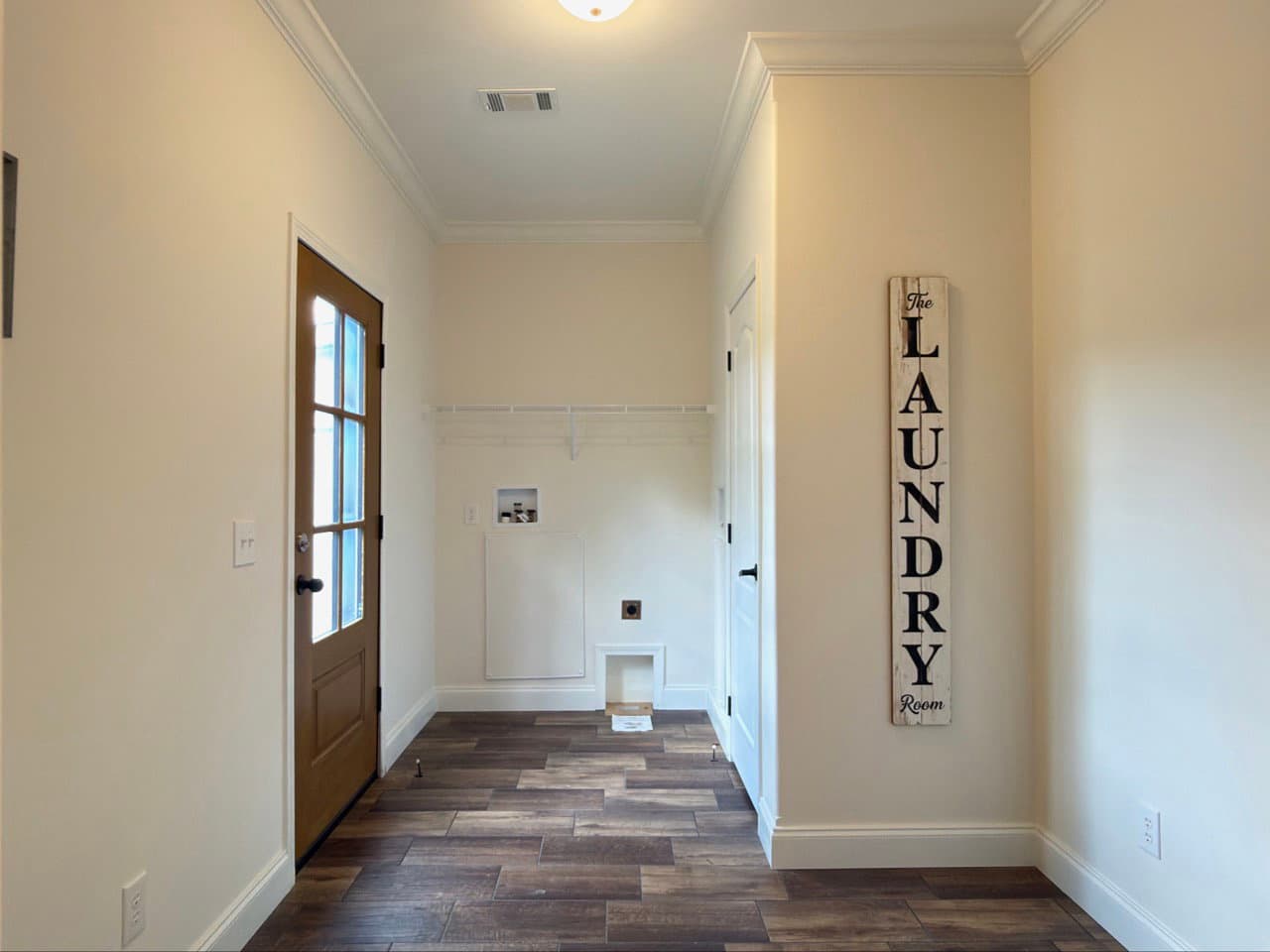 Orchard house (porch) interior home features