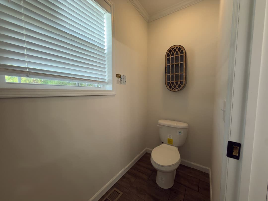 The woodside b bathroom home features