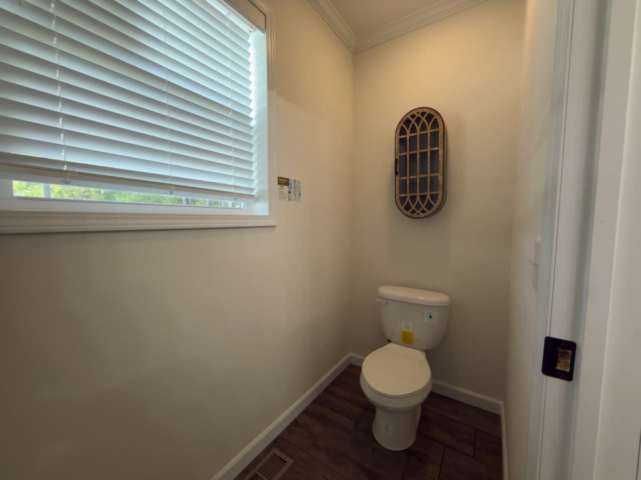The woodside b bathroom home features